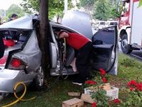 Otomobil Ağaca Sarılarak Durdu