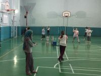 Badminton temeli  öğretiliyor