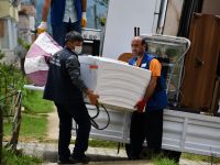 Evden çıkarılan aileye Başkan Özlü sahip çıktı