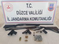 Ruhsatsız tabanca ve tüfek yakalandı