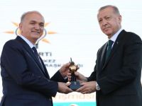 Başkan Özlü, başarısını ödülle taçlandırdı