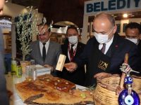 Başkan Özlü İzmir fuarında zeytin kırdı, halı dokudu