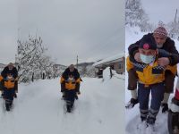 Fedakar sağlık görevlisi hastayı sırtında taşıdı