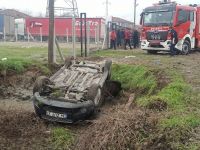 Otomobil kanala uçtu, 2 kişi yaralandı