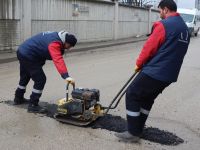 Kardan zarar gören yollar onarılıyor