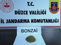 Yol kenarına attığı paketten uyuşturucu çıktı