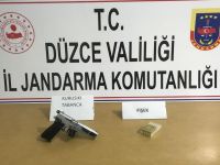 Kurusıkı tabancayla girmeye çalışınca yakalandı