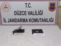 Uyuşturucu hap ve tabanca yol kontrolünde yakalandı