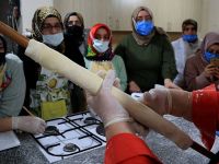 Kadınlara ustasından baklava yapmanın sırları