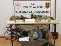 Kaçak olarak girdikleri yurtta kaçak kazı yaparken yakalandılar