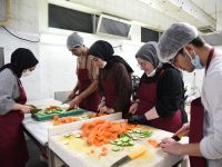 Ücretsiz kurslarla öğrencilere kişisel beceriler kazandırıyor