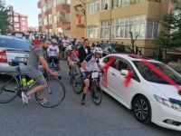 Bisikletli düğün konvoyu