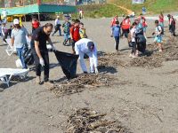 Temiz bir çevre için sahile indiler 1,5 ton çöp topladılar