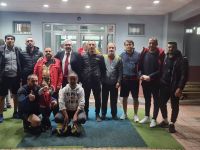 Acar’dan basın voleybol takımına jest