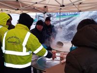 Depremzedelere sıcak çorba