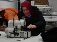 Depremzedeler için dikiyorlar