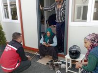 Kırmızı yelekliler depremzedelerin yanında