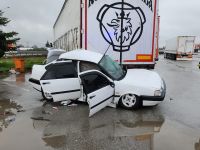 Tırın altına girdi