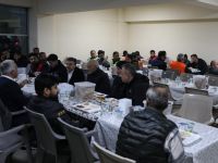 Vali Atay depremzedelere yuva yapan işçilerle iftar açtı