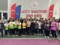 Küçük tenisçiler yarıştı