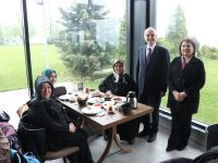 Başkan Özlü özel anneleri yalnız bırakmadı