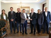 Çelebi Ailesine Validen teşekkür plaketi