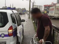 YÜRÜTEÇLE GELEN DİLENCİ YÜRÜYEREK ÇIKTI