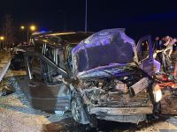 İki araç kafa kafaya çarpıştı 2 ölü 11 yaralı