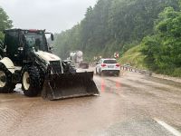Aşırı yağışlar Yığılca yolunu kısmen trafiğe kapattı
