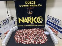 Şüphe üzerine durdurulan araçtaki şahıslardan uyuşturucu çıktı