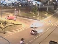 OTOMOBİLİN ALTINDA KALMAKTAN SON KURTULDULAR