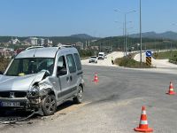 Hafif ticari araç ile minibüs çarpıştı; 3 yaralı