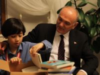 Okuma şampiyonuna dünya klasikleri hediye etti