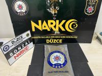 Bir torba uyuşturucuyu yol kenarına atıp kaçtı