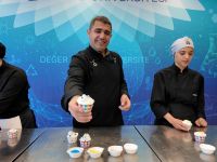 Vali Aslan mutfağa girdi çocuklar için kek yaptı