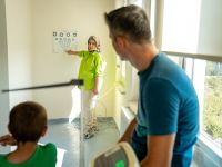 Anne babalar fındıkta çocuklar sağlık taramasında