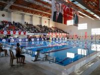 250 sporcu şampiyon olmak için kulaç attı