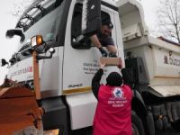 Karla mücadele ekiplerine sıcak ikram