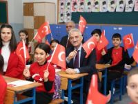 Düzce’de öğrenciler ikinci döneme Türk bayraklarıyla başladı