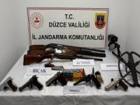 Evde yapılan aramada ruhsatsız silah ve tüfek ele geçirildi