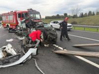 TEM'de otomobil tıra çarptı: 1 ölü, 1 yaralı