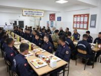 Vali Makas Mehmetçikle iftar yaptı