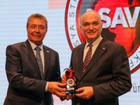 Başkan Özlü’ye ‘Kızıl Elma’ Ödülü