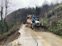 Aşırı yağışlar heyelana neden oldu yol çatladı