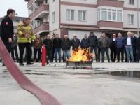 Şoförler yangın tüpü ile yangını söndürdü