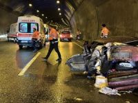 Bolu Dağı Tüneli'nde tırla çarpışan otomobil hurdaya döndü: 5 yaralı