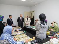 Kadınlar hem meslek öğreniyor hem de hoşça vakit geçiriyor