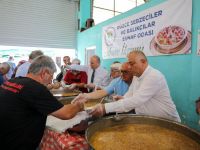 Pazar yerinde aşure ikramı gönülleri buluşturdu