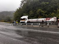 Düzce D655 karayolunda makaslayan tır yolu trafiğe kapattı