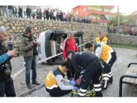 Eşine Kullanmayı Öğrettiği Otomobille Çocuk Parkına Uçtular